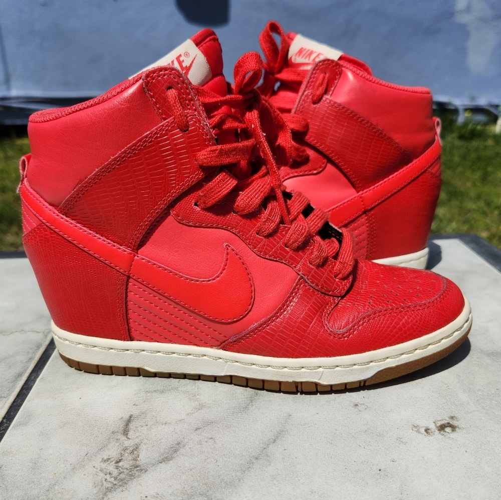Women's NIKE Dunks Sky High Red Sz 6